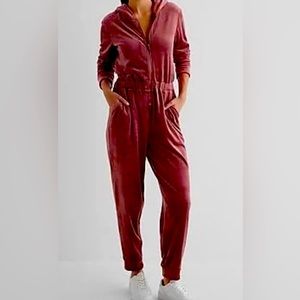 Beautiful velour jumpsuit in excellent condition. Very Flattering.